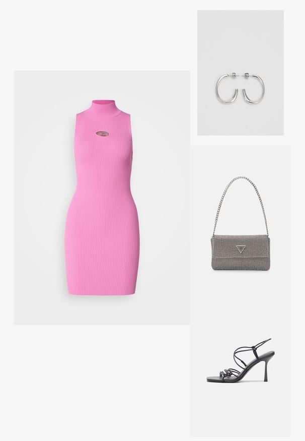 Rochie ajustată, fără mâneci, dintr-un material ribbed de un roz aprins. Design cu guler înalt, care prezintă o mică decupare și un detaliu cu logo metalic pe piept.; Sandale negre cu toc înalt au curele subțiri cu un design legat, un vârf pătrat neted și un toc stiletto elegant.; Geantă metalică gri deschis, cu un strap din lanț, decorată cu mici ținte circulare metalice și un logo de marcă triangular.; Cercei rotunzi din argint cu un finisaj neted și strălucitor. Design ușor, având o formă rotundă și închidere cu tijă.