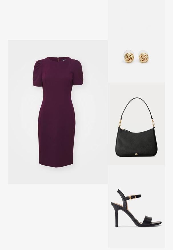 Plum-avustoinen siirtopuku, jossa on lyhyet puff-hihat, pyöreä pääntie ja kultaiset napituskoristeet hartioilla. Sujuva, jämäkkä kangas, polvimittainen.; Mustat korkokengät, joissa on sileä nahkapinta, avoin kärki ja yksinkertainen hihnadesigni kultabucklella.; Musta nahkainen käsilaukku, jossa on jämäkkä muotoilu, vetoketjusuljenta, irrotettava olkahihna ja kultaiset yksityiskohdat.; Kultaketjut korvakorut, joissa on kierretystä muotoilusta valmistettu solmu. Jokaisessa korvassa on pyöreä, kirkas tausta varman käyttömukavuuden takaamiseksi.