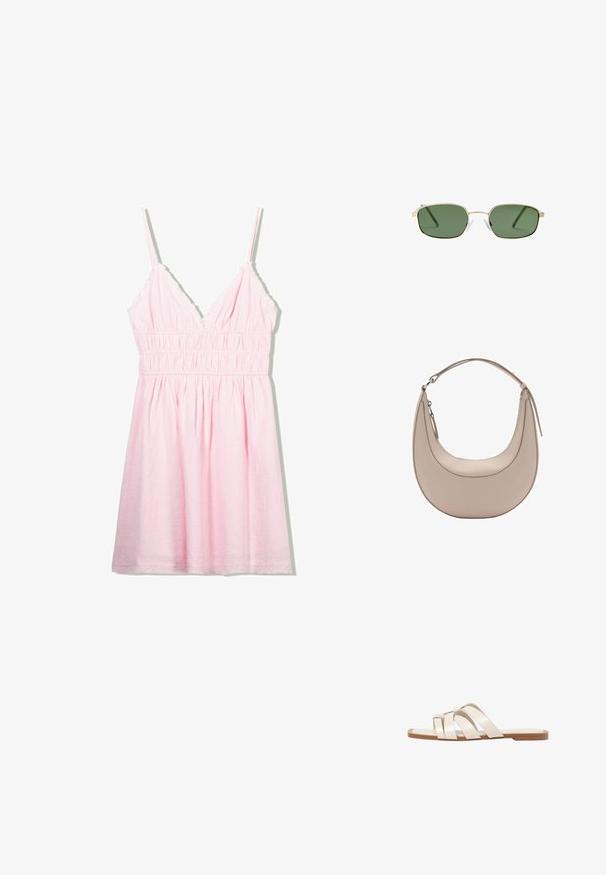 Bledě růžové bezrukávové šaty s hlubokým výstřihem do V, gumičkovým pasem a volánkovými detaily podél ramínek. Tkanina vypadá lehce a texturovaně.; Ploché sandály s hnědou gumovou podrážkou, navržené se třemi překrývajícími se bílými koženými řemínky a malým mašlí uprostřed.; Sluneční brýle se zlatým kovovým rámem, zelenými skly, obdélníkovým tvarem a průhlednými plastovými opěrkami na nos. Tenké, štíhlé stranice s minimálním designem.; Světle béžová kožená kabelka přes rameno s půlměsíčovým tvarem, hladkým povrchem a jedním zakřiveným uchopem. Obsahuje zipový uzávěr a upravené švy.