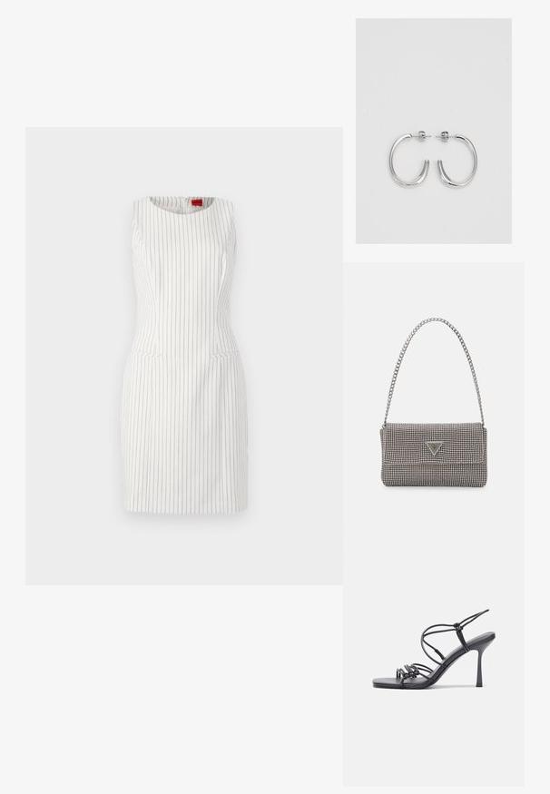 Weißes ärmelloses Kleid mit vertikalen schwarzen Streifen. Besitzt einen runden Halsausschnitt, eine taillierte Silhouette und zwei Fronttaschen. Glatte Textur.; Schwarze, hochhackige Sandalen mit dünnen Riemen und einem geknoteten Design, einer glatten, rechteckigen Zehenpartie und einem eleganten Stiletto-Absatz.; Hellegraue metallische Handtasche mit einer Kettenriemen, verziert mit kleinen kreisförmigen metallic Nieten und einem dreieckigen Markenlogo.; Silberne Creolen mit einer glatten, glänzenden Oberfläche. Abgerundete Form, leichtes Design, mit einer Steckverschluss.