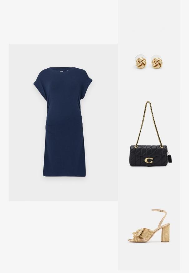 Sötétkék kismama ruha puha anyagból, rövid ujjakkal, kerek nyakkivágással és oldalsó ráncolással a könnyű állíthatóság érdekében.; Arany sarkú szandálok, elől megkötve, pliszírozott textúrával és boka pánttal. A blokksarok bordázott mintázattal rendelkezik, amely javítja a tapadást.; Fekete steppelt táska arany lánc pánttal, jellegzetes arany zár mellett és egy kis címkével, amely textúrált bőrfelületet mutat be.; Arany színű csomó fülbevalók, csavart formával. Minden fülbevaló mögött egy kör alakú átlátszó támasz található a biztonságos viselés érdekében.
