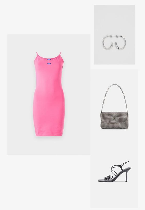 Rózsaszín, ujjatlan ruha, adott alakú fazonnal, sima anyagból készült. Keskeny pántokkal és logóval a felső elején.; Fekete magas sarkú szandálok vékony pántokkal, csomózott mintával, sima négyzetes orral és karcsú stiletto sarkal rendelkeznek.; Világosszürke fémes kézitáska lánc pánttal, kis kör alakú fém kifinomult díszítéssel és háromszög alakú márkagéppel.; Ezüst karika fülbevalók sima, fényes felülettel. Lekerekített forma, könnyű kialakítással, tűs zárómechanizmussal.