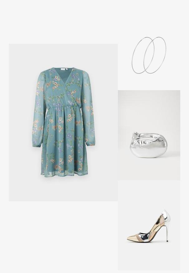 Cvjetna haljina od mekanog, prozirnog tirkiznog materijala. Ima duge rukave, v-izrez i naboran pojas s lepršavim suknjom.; Cipele s visokom potpeticom i špicastim vrhom u srebrnoj, zlatnoj i nude boji. Sjajan finiš s izrezbarenim dizajnom, s potpeticom u obliku stiletto.; Srebrna metalik torbica s mekim, zaobljenim oblikom i čvorastim zatvaranjem na vrhu. Izrađena od glatke sintetičke kože.; Srebrne okrugle naušnice s minimalističkim dizajnom. Kružni oblik, glatka tekstura i tanak profil. Lagane s poliranim završetkom.