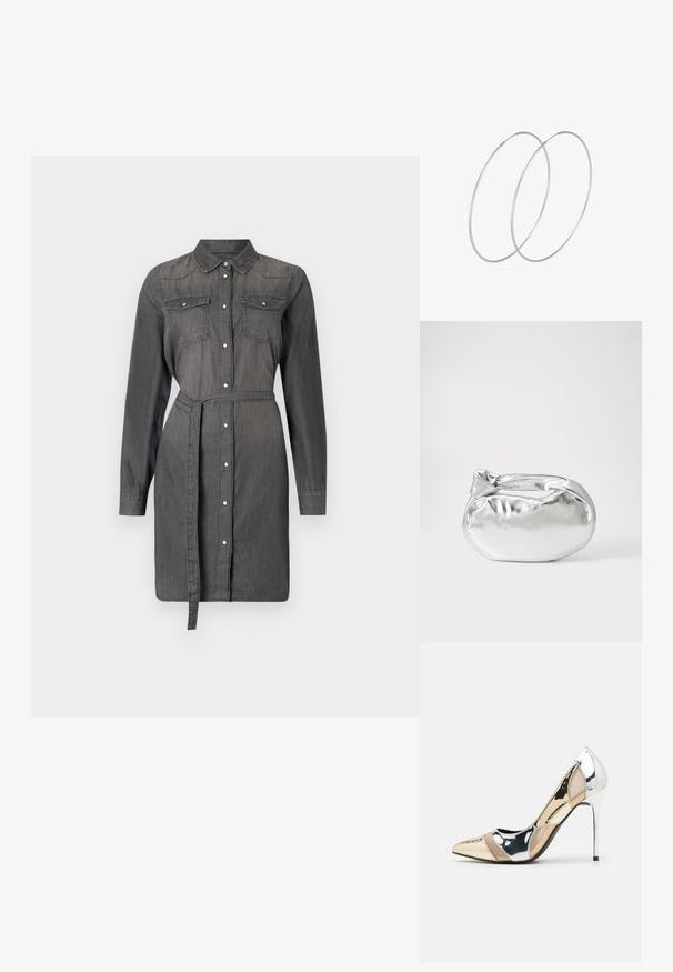 Robe chemise en denim gris foncé avec manches longues, devant à boutons, deux poches poitrine et une ceinture assortie à la taille. Texture lisse.; Chaussure à talon aiguille à bout pointu avec un schema de couleurs argent, or et nude. Fini brillant avec un design découpé, dotée d'un talon stiletto.; Pochette en métal argenté avec une forme douce et arrondie et un fermoir en haut noué. Fabriquée en simili cuir lisse.; Boucles d'oreilles en argent au design minimaliste. Forme circulaire, texture lisse et profil fin. Légères avec une finition polie.