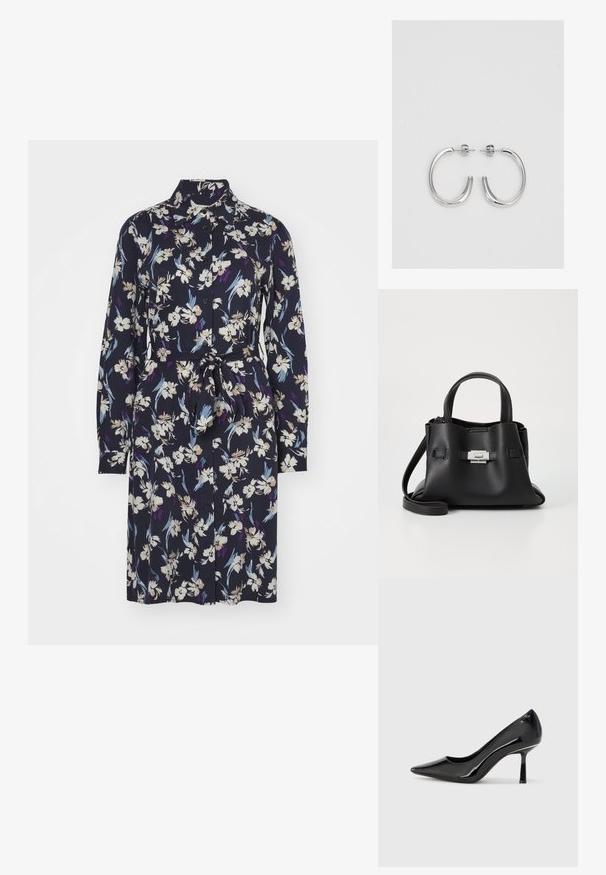 Blommig klänning med långa ärmar, krage och bälte i midjan. Har en marinblå bakgrund med vita, lila och blå blommönster.; Svart lackläder högklackad pumpsko med spetsig tå, elegant design och smal stilettklack, med en slät, glänsande yta.; Svart läderhandväska med en texturerad yta, utrustad med två ovandelar, en avtagbar axelrem och en detalj med silverlås.; Silverfärgade hängande örhängen med en slät, blänkande yta. Rundad form, lätt design, med ett stift- och bakstängning.