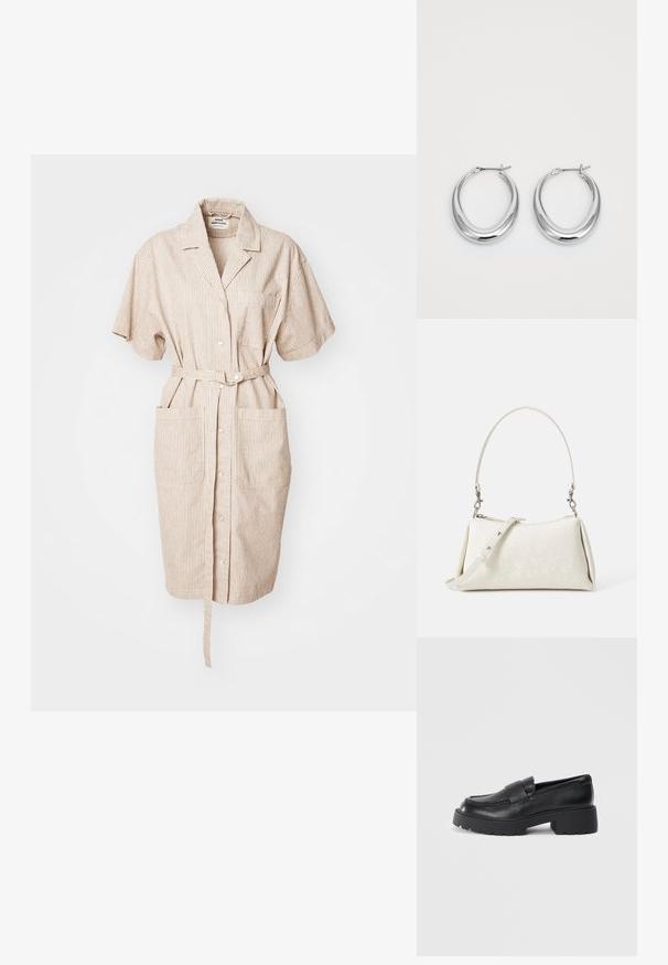 Svītrainā bēša kleita ar īsām piedurknēm, pogu aizdari priekšpusē, jostu viduklī un lielām sānu kabatām. Tekstūrēta auduma.; Melnas ādas loaferi ar teksturētu virsmu, kuru priekšā ir taisnstūrveida siksna un masīvs, rugājiem līdzīgs zole dizains.; Balta soma ar gludu tekstūru, izliekta silueta un regulējama plecu siksna. Iezīmējas ar vienmērīgu logotipa rakstu un sudraba aksesuāriem.; Pulētas sudraba pusmēness formas auskaru pāris ar eņģu sprādzēm uz balta fona.