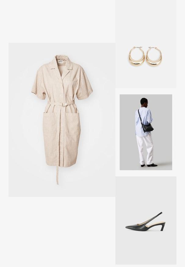 Pruhované béžové šaty s krátkými rukávy, zapínáním na knoflíky vpředu, páskem v pase a velkými postranními kapsami. Texturovaná tkanina.; Černý špičatý slingback s nízkým podpatkem, vyrobený z hladké kůže, s výřezem na boku pro lepší prodyšnost.; Černá kožená kabelka přes rameno s jemnou texturou, trojúhelníkovým tvarem a nastavitelným popruhem, v kombinaci se světle modrou pruhovanou košilí a bílými kalhotami.; Náušnice ve tvaru kroužku zlaté barvy s půlměsícovým tvarem, lesklým povrchem a závěrečným uzávěrem. Hladká textura a reflexní povrch zvyšují viditelnost.