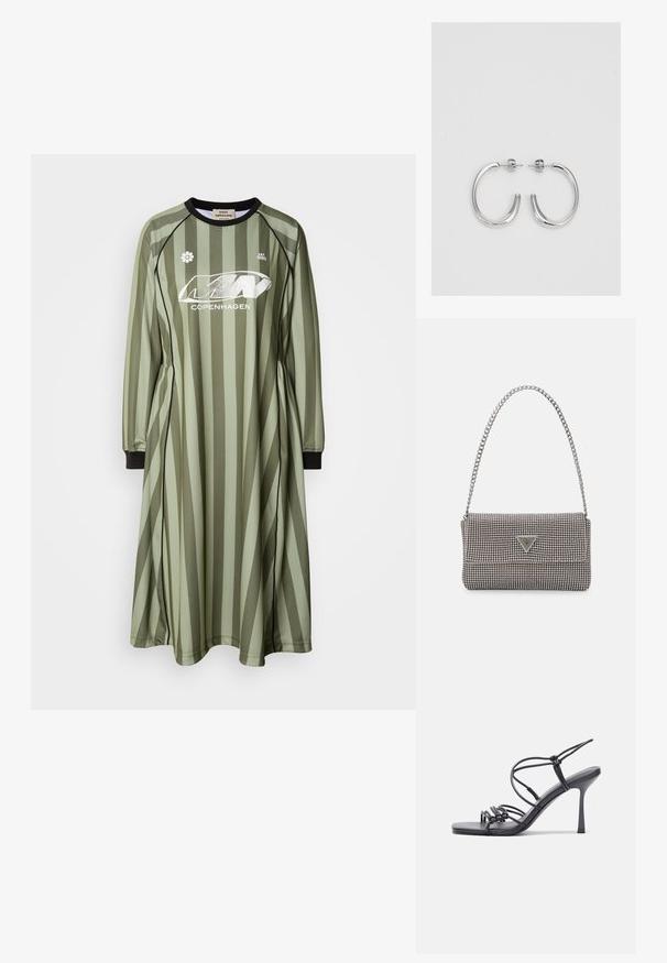 Olive zelena obleka z navpičnimi črtami, dolgimi rokavi in okroglo ovratnikom. Na prsih je logo in grafika cveta. Mehka tkanina.; Črne visoke sandale na peto imajo tanke naramnice z vozlom, gladek kvadratni toe in eleganten stiletto peto.; Svetlo siva kovinska torbica z verižnim ročajem, okrašena z majhnimi okroglimi kovinskimi bleščicami in trikotnim logotipom blagovne znamke.; Srebrne obročaste uhane z gladko, sijočo površino. Zaobljena oblika, lahka zasnova, z zapiranjem na zatič.