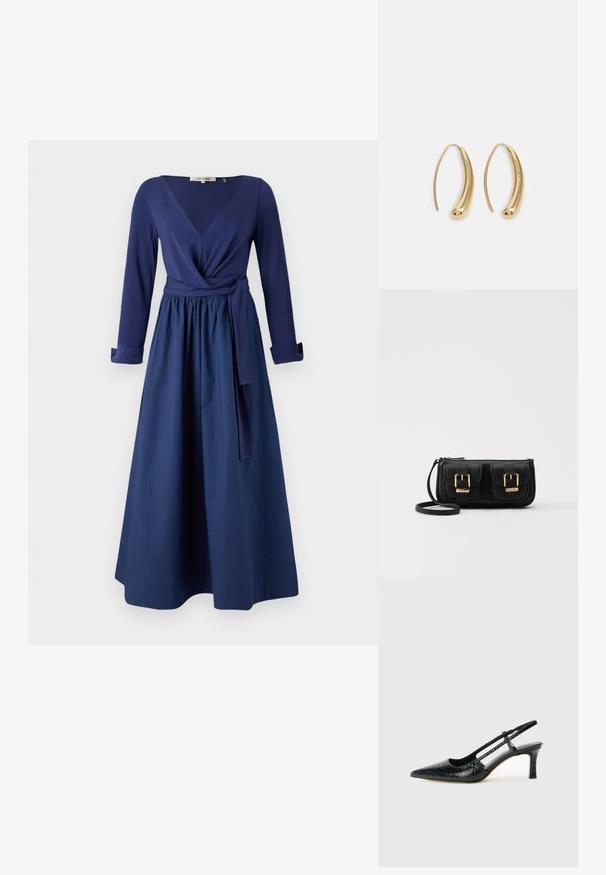Vestido azul-marinho com mangas longas, decote em V, design envelope e cintura com cinto. Saia fluida com uma textura suave.; Salto slingback em patente preta com bico apontado, apresentando um padrão de pele de cobra texturizado, tira ajustável e um salto bloco curto e texturizado.; Bolsa de ombro em couro preto com dois bolsos frontais, fivelas douradas, fecho de zíper e uma alça fina. Superfície texturizada e forma retangular compacta.; Brincos em metal dourado com forma de arco alongado e curvado. Apresentam uma superfície lisa e brilhante, com uma ponta arredondada para um detalhe adicional.