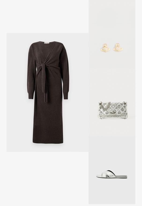 Smeđa pletena haljina s dugim rukavima, dizajna koji se preklapa s prednjim čvorom i rebrastim manžetama, koja seže do sredine lista.; Srebrne ravne sandale s metalik završetkom, s dizajnom zakrivljenih traka, izrezbarenim detaljima i teksturiranom potplatom za bolji grip.; Srebrna metalik torba s lancem za nošenje, kviltana tekstura, dekorativni šavovi i zatvaranje na patentni zatvarač. Sadrži reljefne naglaske na prednjoj strani.; Naušnice od zlata s čepom koje prikazuju dizajn Saturna, s teksturiranom trakom i ugrađenim okruglim kristalima za dodatni sjaj.