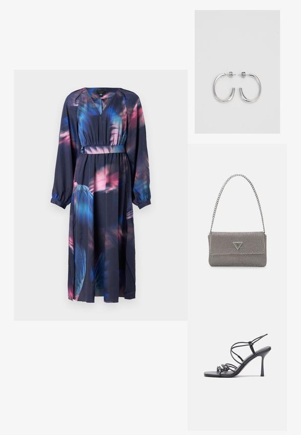 Ted Baker ARADE - Vardagsklänning - navy; Svarta högklackade sandaler har tunna remmar med en knuten design, en slät fyrkantig tå och en smal stilettklack.; Ljusgrå metallisk handväska med kedjestropp, prydd med små cirkulära metallnitar och en triangulär logotyp.; Silverfärgade hängande örhängen med en slät, blänkande yta. Rundad form, lätt design, med ett stift- och bakstängning.