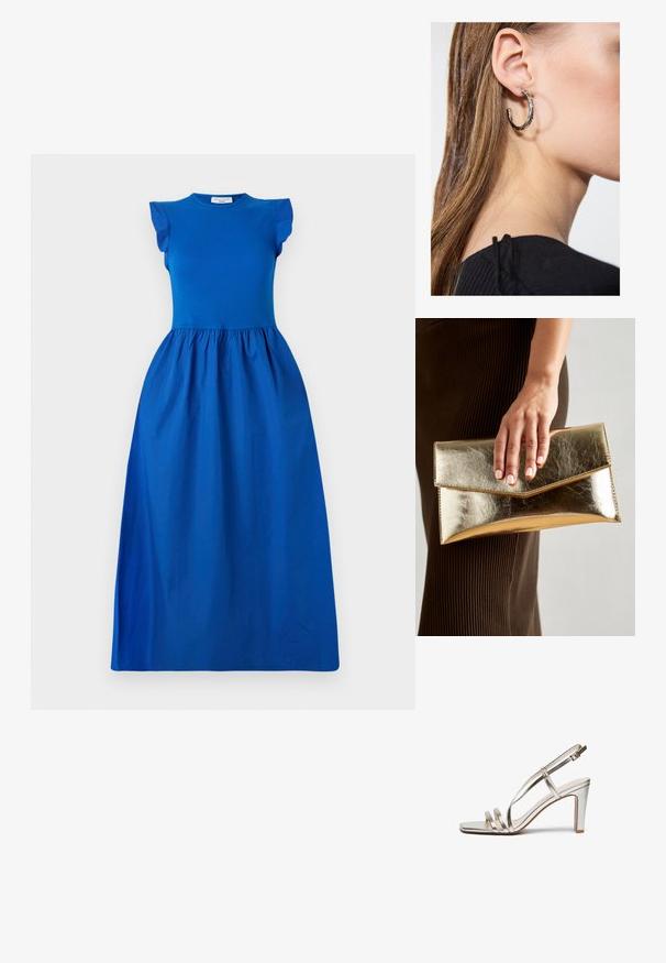 Blaues Kleid mit einem taillierten Oberteil und kurzen, gerafften Ärmeln, das in einen voluminösen, gerafften Rock aus einem glatten Stoff übergeht.; Metallisch silberner High-Heel-Sandalette mit offenem Zehenbereich, ausgestattet mit drei dünnen Riemen über dem Fuß und einem Knöchelriemen mit einer Schnalle.; Goldfarbene metallische Clutch mit einer glatten Textur und einem dreieckigen Klappenverschluss. Die Hand, die sie hält, hat ordentlich manikürte Nägel.; Silberne Creolen mit polierter Oberfläche, die kleine goldene Akzentdetails und eine runde Form aufweisen, am Ohrläppchen getragen.