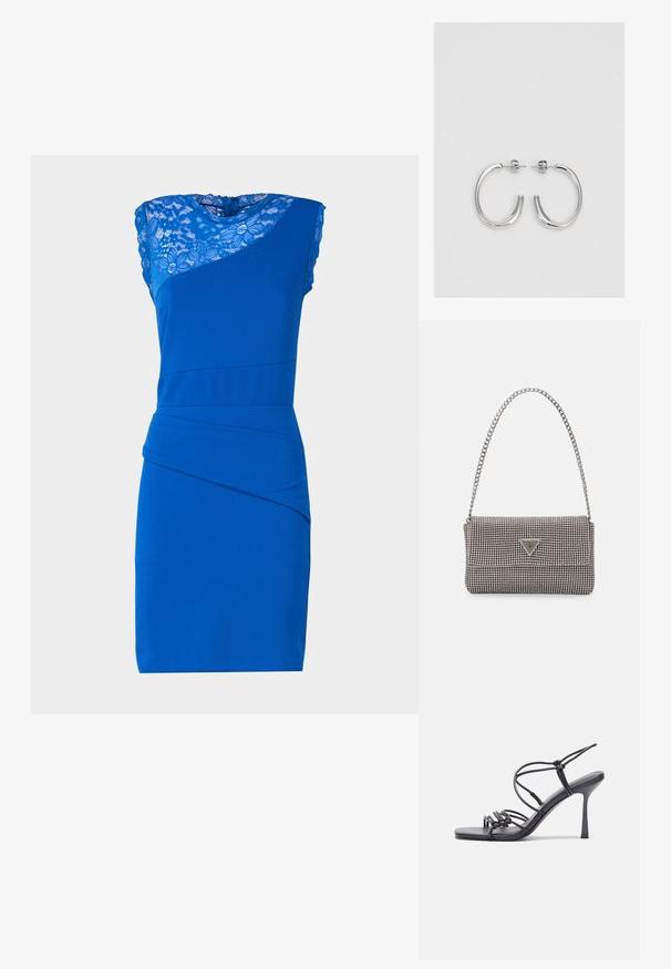 Vestido azul sem mangas com uma parte superior em renda, cintura ajustada, detalhes franzidos e um design de saia lápis. Textura de tecido suave.; As sandálias de salto alto pretas apresentam tiras finas com um design em nó, uma biqueira quadrada lisa e um elegante salto agulha.; Bolsa metálica cinza claro com uma alça de corrente, adornada com pequenos rebites metálicos circulares e um logótipo triangular da marca.; Brincos de argola prateados com um acabamento suave e brilhante. Forma arredondada, design leve, com fecho de pino.
