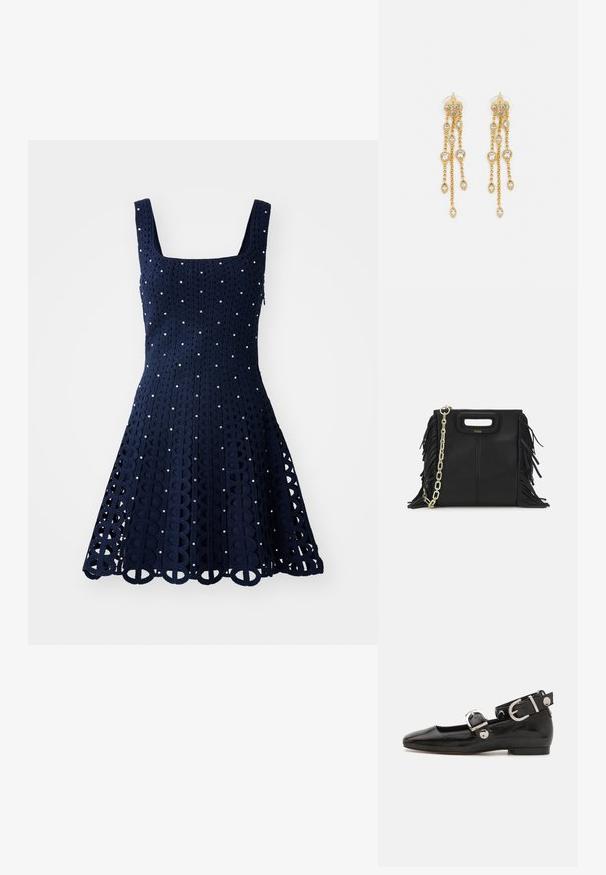 Maje RUSSELQUEEN - Φόρεμα-πουλόβερ - marine; Μαύρο παπούτσι με πατεντέ δέρμα, επίπεδη σόλα και τετράγωνη μύτη, με λουράκι στον αστράγαλο που διαθέτει ασημί εξαρτήματα. Λείο υλικό με μινιμαλιστικό σχέδιο.; Μαύρη δερμάτινη τσάντα με λεπτομέρειες φούντας, χρυσή αλυσίδα στον ώμο και κομμένο χερούλι. Διαθέτει τοποθέτηση λογότυπου στην πρόσοψη.; Χρυσές σκουλαρίκια με πολλαπλές καταρρακτώδεις αλυσίδες, διακοσμημένα με διαφανείς ωοειδείς ρινοστάτες και διακοσμητικές βάσεις.