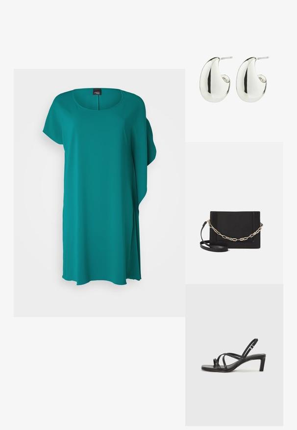 Tyrkysové šaty s okrúhlym výstrihom, krátkymi rukávmi a voľným strihom. Vyrobené z hladkej, ľahkej látky s splývavou siluetou.; Čierne sandále na vysokom podpätku so štvorcovou špičkou a nízkym blokovým podpätkom. Obsahujú viacero tenkých popruhov a nastaviteľný členkový popruh. Vyrobené z hladkej kože.; Čierna kožená crossbody taška s hladkou textúrou, obdĺžnikovým tvarom a kovovým reťazovým detailom na prednej strane. Súčasťou je nastaviteľný popruh.; Strieborné kovové náušnice s hladkým, zaobleným tvarom kvapky a lesklým povrchom, vybavené zapínaním na kolík pre bezpečné nosenie.