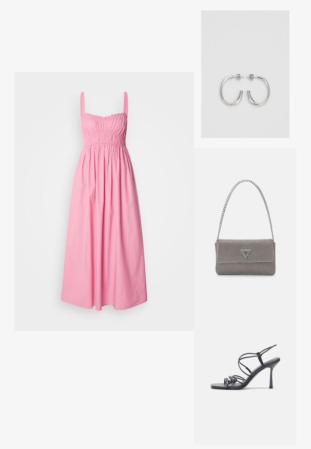 Ilga rožinė suknelė pagaminta iš medvilnės, su sukauptu bodiu, plonomis petnešomis ir laisvai krentančia sijonu, suteikiančia jaukų jausmą.; Juodos aukštakulnės sandalai pasižymi plonyčiais dirželiais su mazgo dizainu, lygiu kvadratiniu pirštu ir elegantišku stiletto kulnu.; Šviesiai pilka metalinė rankinė su grandinėlės dirželiu, papuošta mažais apvaliais metaliniais smeigėmis ir trikampiu prekės ženklu.; Sidabrinės auskarai žiedai su lygiu, blizgiu paviršiumi. Suapvalinta forma, lengvas dizainas, su uždarymu ant smeigtuko.