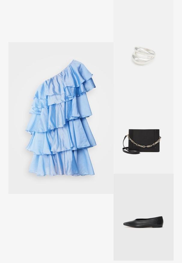 Svetlo modré jedno-ramenné šaty vyrobené z prúdivej látky, s viacerými vrstvami volánov a jemnou, lesklou textúrou.; Čierne kožené baletky, špicatý špička, minimalistický dizajn, hladká textúra, nízky podpätok, bez viditeľných prvkov alebo ozdôb.; Čierna kožená crossbody taška s hladkou textúrou, obdĺžnikovým tvarom a kovovým reťazovým detailom na prednej strane. Súčasťou je nastaviteľný popruh.; Strieborný prsteň s dvojitým pásikom s hladkým, lesklým povrchom. Má plynulý, zakrivený dizajn s prekryvajúcimi sa časťami pre moderný vzhľad.