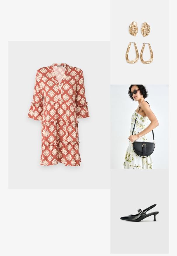 Vestido de cor ferrugem com padrão floral, decote em V, design de camadas com babados e mangas a três quartos. Feito de tecido leve.; Saltos slingback em verniz preto com bico pontiagudo e um pequeno salto bloco, apresentando um detalhe de fivela prateada na tira.; Bolsa de couro preta com forma curva, alça destacável e detalhes em dourado. A bolsa possui uma aba com detalhe de fivela.; Brincos em tom de ouro com formas onduladas e texturizadas. Inclui studs escultóricos com presilha e um design de argola aberta com um acabamento martelado.