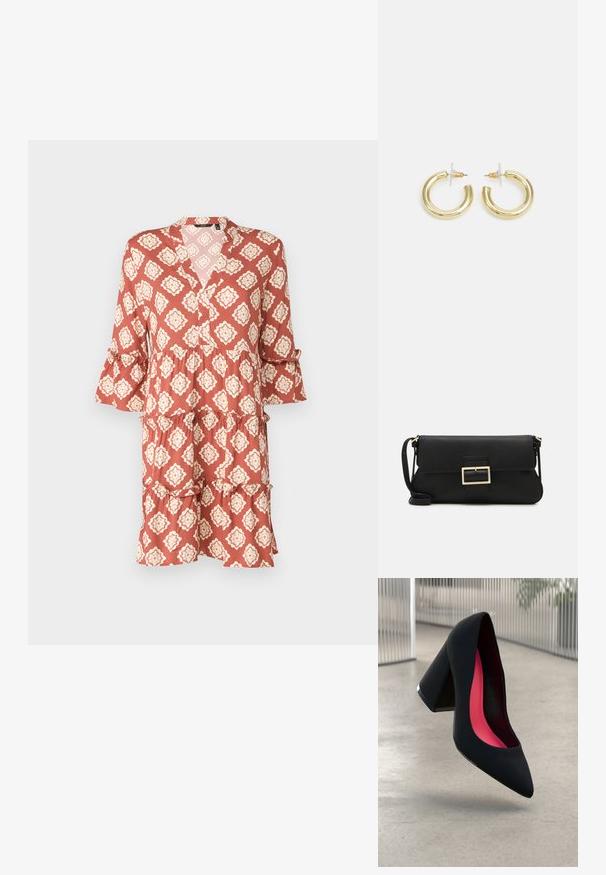 Rochie cu model floral, de culoare ruginie, cu decolteu în V, design cu volane în straturi și mâneci trei sferturi. Fabricată dintr-un material ușor.; Cămașă cu toc înalt, neagră, cu vârful ascuțit, suprafață texturată și interior de un roz vibrant. Dispune de un toc gros cu accent argintiu.; Geantă de mână din piele neagră, cu clapetă și un detaliu din metal auriu. Include o curea neagră și un design elegant, minimalist.; Cercei cercuri din aur cu un finisaj neted și strălucitor. Design circular cu un mic suport și un spate transparent pentru o purtare sigură.