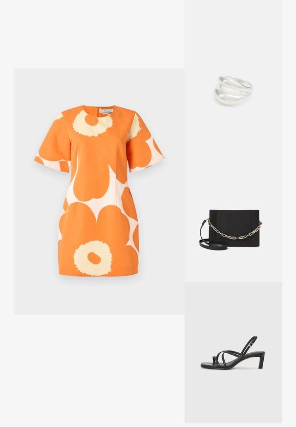 Marimekko PEHMEYS UNIKKO - Vestito casual - orange/light pink/beige; Sandalo nero con cinturini, dalla punta squadrata e tacco basso a blocco. Presenta diversi cinturini sottili e una cinturini regolabile alla caviglia. Realizzato in pelle liscia.; Borsa a tracolla nera in pelle con una texture liscia, forma rettangolare e dettaglio in catena metallica sul davanti. Inclusa una tracolla regolabile.; Anello doppio in argento con superficie liscia e lucida. Presenta un design fluido e curvo con sezioni sovrapposte per un aspetto moderno.