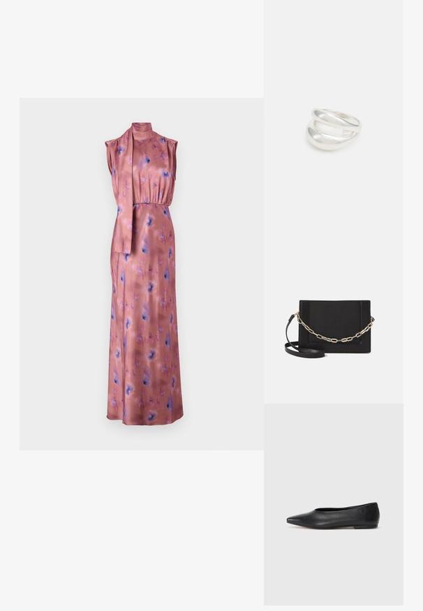 Lang, mouwloos jurkje van zacht roze satijn met bloemenpatronen in blauw en paars. Heeft een hoge hals en een vastgebonden stofaccent bij de taille.; Zwarte leren balletflat, puntige neus, minimalistisch design, gladde textuur, lage hak, geen zichtbaar beslag of versieringen.; Zwarte leren schoudertas met een gladde textuur, rechthoekige vorm en een metallic kettingdetail aan de voorkant. Verstelbare schouderband inbegrepen.; Zilveren dubbele ring met een gladde, gepolijste oppervlakte. Heeft een vloeiende, gebogen vorm met overlappende secties voor een moderne uitstraling.