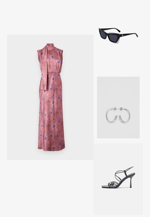 Langes, ärmelloses Kleid aus softem rosa Satin mit blauen und lila Blumenmustern. Es hat einen hohen Kragen und eine gebundene Stoffakzentuierung an der Taille.; Schwarze, hochhackige Sandalen mit dünnen Riemen und einem geknoteten Design, einer glatten, rechteckigen Zehenpartie und einem eleganten Stiletto-Absatz.; Schwarze übergroße Sonnenbrille mit geometrischer Form, ausgestattet mit dunklen Gläsern und einem kontrastierenden grauen Detail im Rahmen. Logo am Bügel.; Silberne Creolen mit einer glatten, glänzenden Oberfläche. Abgerundete Form, leichtes Design, mit einer Steckverschluss.