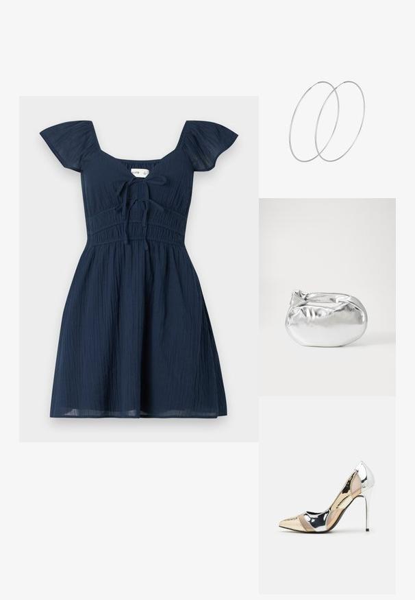 Tamsiai mėlyna suknelė su švytuoklinėmis rankovėmis, tekstūruotas audinys, prigludusi skaidrė su priekinio rišimo detale ir ruchiniu liemeniu.; Aštrus pirštas aukštakulnis batelis su sidabro, aukso ir nuogų spalvų deriniu. Blizgus paviršius su išpjovos dizainu, su stiletto kulnu.; Sidabrinė metalinė maišelio forma su švelnia, apvalia forma ir mazgu užveriamu viršumi. Pagaminta iš lygios dirbtinės odos medžiagos.; Sidabrinės pusmėnulio auskarai minimalistiniu dizainu. Apskritimo forma, lygus paviršius ir plonas profilis. Lengvi su poliruotu apdailu.