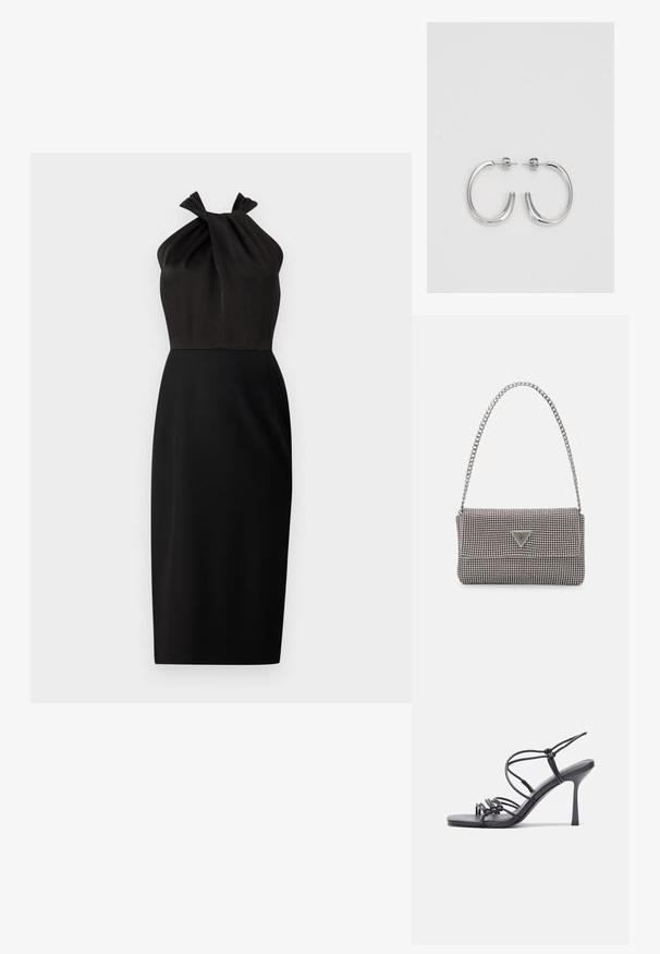 Svart halterneck-klänning med en knuten design vid bysten, figursydd midja och rak silhuett ner till knäet. Mjuk tygkvalitet.; Svarta högklackade sandaler har tunna remmar med en knuten design, en slät fyrkantig tå och en smal stilettklack.; Ljusgrå metallisk handväska med kedjestropp, prydd med små cirkulära metallnitar och en triangulär logotyp.; Silverfärgade hängande örhängen med en slät, blänkande yta. Rundad form, lätt design, med ett stift- och bakstängning.
