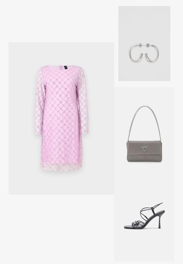 Ilgomis rankovėmis suknelė šviesiai rožinės spalvos, su deimantiniais raštais, dekoruota blizgučiais ir skaidriu viršlayeriu. Apvalus iškirpimas ir užtrauktukas nugaros pusėje.; Juodos aukštakulnės sandalai pasižymi plonyčiais dirželiais su mazgo dizainu, lygiu kvadratiniu pirštu ir elegantišku stiletto kulnu.; Šviesiai pilka metalinė rankinė su grandinėlės dirželiu, papuošta mažais apvaliais metaliniais smeigėmis ir trikampiu prekės ženklu.; Sidabrinės auskarai žiedai su lygiu, blizgiu paviršiumi. Suapvalinta forma, lengvas dizainas, su uždarymu ant smeigtuko.