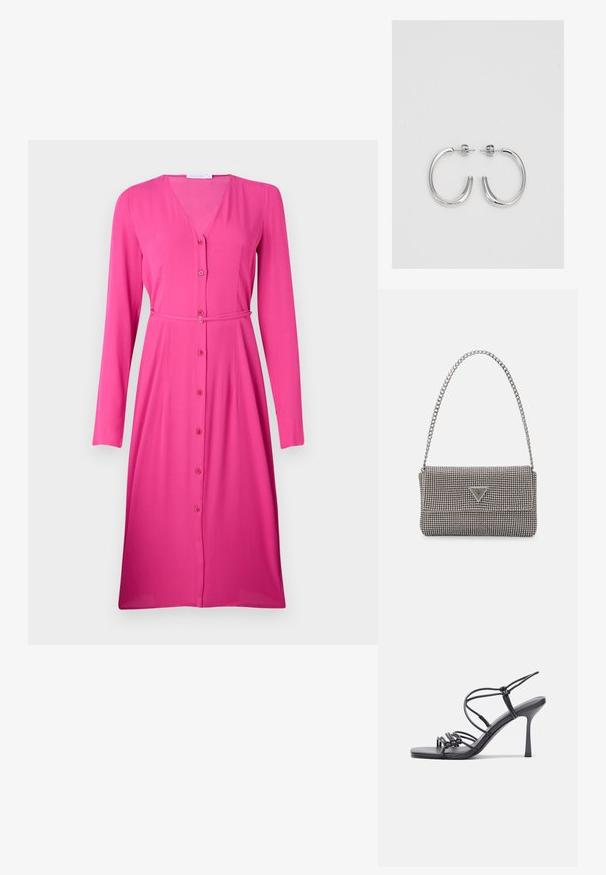 Ružičasta haljina dugih rukava od glatkog materijala. V-izrez s prednjim dugmadi i pojasom od istog materijala u struku.; Crne sandale na visokoj potpetici imaju tanke trake s čvorastim dizajnom, glatki kvadratni vrh i elegantnu stiletto petu.; Svijetlosivi metalik ruksač s lancem, ukrašen malim okruglim metalnim zakovicama i trokutastim logotipom marke.; Srebro naušnice u obliku prstena s glatkom, sjajnom završnom obradom. Zaobljenog oblika, laganog dizajna, s kopčom na poleđini.
