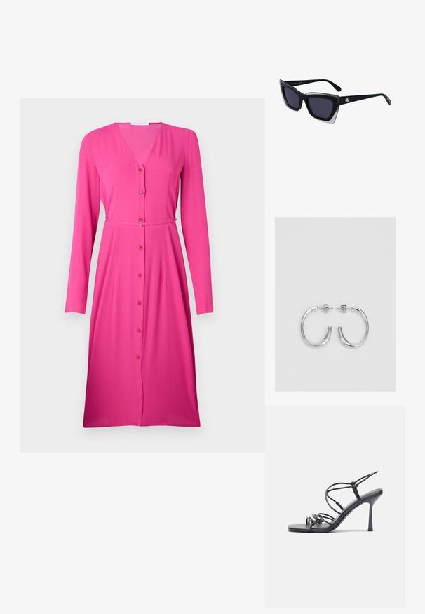 Ilga rankovė, rožinė suknelė, pagaminta iš lygaus audinio. V-kaklo iškirptė su sagų priekiu ir atitinkama audinio diržas liemens vietoje.; Juodos aukštakulnės sandalai pasižymi plonyčiais dirželiais su mazgo dizainu, lygiu kvadratiniu pirštu ir elegantišku stiletto kulnu.; Juodos didelės saulės akinių su geometrine forma, turinčiais tamsius objektyvus ir kontrastingą pilką detalę ant rėmelio. Logotipas ant šalon.; Sidabriniai lankelio formos auskarai su lygiu, blizgiu paviršiumi, išlenktos formos ir su užsegimu. Minimalistinio dizaino su moderniu apdaila.