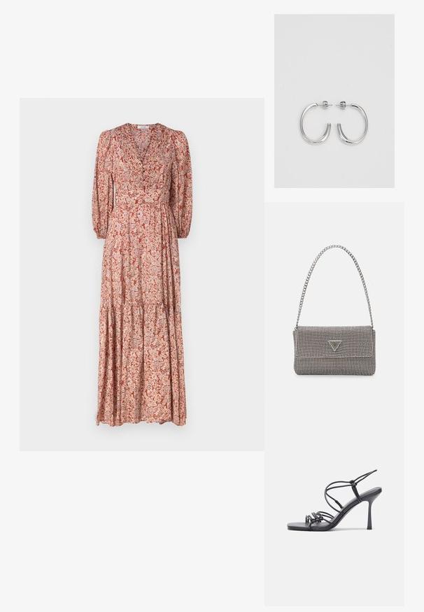 Maxikjole med dyb V-udskæring, lange puffærmer og et lagdelt skirt. Fremstillet af letvægtsstof med et blomstermønster i varme nuancer.; Sorte højhælede sandaler med tynde stropper og en knyttet design, en glat firkantet tå og en slank stiletto hæl.; Lys grå metallisk håndtaske med kædestrop, dekoreret med små runde metalliske studs og et trekantet brandlogo.; Sølv hoop øreringe med en glat, skinnende overflade. Rundet form, letvægtsdesign med post-back lukning.