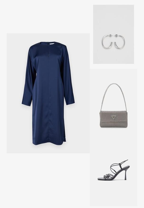 Tamsiai mėlyna satino suknelė su ilgomis rankovėmis, aukštu kaklu ir užtrauktuku nugarinėje pusėje. Pagaminta su šoninėmis įpjovomis, kad būtų lengviau judėti, ir elegantiška siluetu.; Juodos aukštakulnės sandalai pasižymi plonyčiais dirželiais su mazgo dizainu, lygiu kvadratiniu pirštu ir elegantišku stiletto kulnu.; Šviesiai pilka metalinė rankinė su grandinėlės dirželiu, papuošta mažais apvaliais metaliniais smeigėmis ir trikampiu prekės ženklu.; Sidabrinės auskarai žiedai su lygiu, blizgiu paviršiumi. Suapvalinta forma, lengvas dizainas, su uždarymu ant smeigtuko.