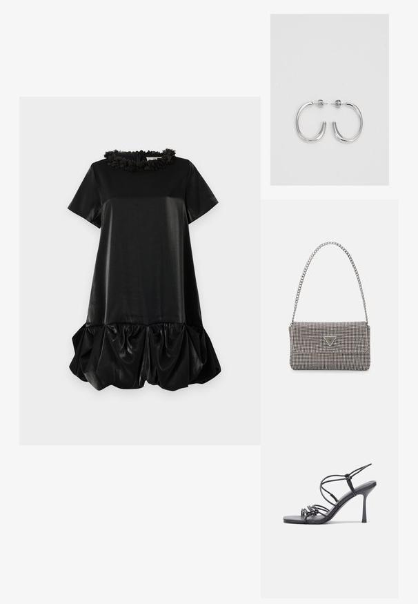 Fekete, rövid ujjú ruha sima anyagból, fodros virágmintás gallérral és dús, összegyűrt szegéllyel a gazdagabb textúráért.; Fekete magas sarkú szandálok vékony pántokkal, csomózott mintával, sima négyzetes orral és karcsú stiletto sarkal rendelkeznek.; Világosszürke fémes kézitáska lánc pánttal, kis kör alakú fém kifinomult díszítéssel és háromszög alakú márkagéppel.; Ezüst karika fülbevalók sima, fényes felülettel. Lekerekített forma, könnyű kialakítással, tűs zárómechanizmussal.