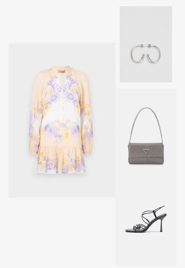 TWINSET DRESS - Dnevna haljina - lavender/yellow; Crne sandale na visokoj potpetici imaju tanke trake s čvorastim dizajnom, glatki kvadratni vrh i elegantnu stiletto petu.; Svijetlosivi metalik ruksač s lancem, ukrašen malim okruglim metalnim zakovicama i trokutastim logotipom marke.; Srebrne naušnice u obliku obruča sa glatkom, sjajnom površinom, zakrivljenog oblika i zatvaranjem na čep. Minimalistički dizajn s modernim završetkom.