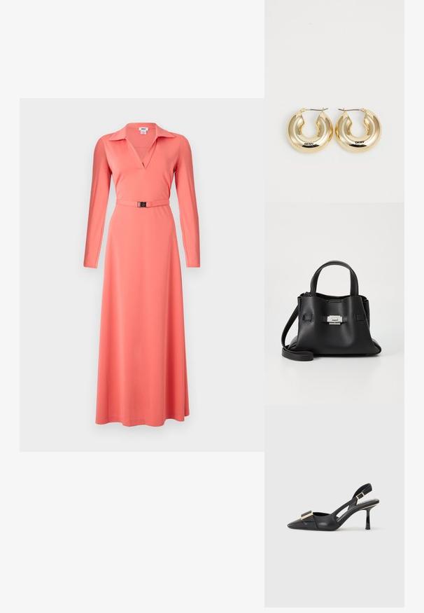 Korale sukienka z długim rękawem, w dekolcie w kształcie litery V, z wcięciem w pasie i paskiem, o gładkiej teksturze materiału. Krój w linii A, długość do podłogi.; Czarna skórzana mokasynka z odkrytym piętą, spiczastym noskiem, smukłym obcasem i akcentem w kolorze złotym na cholewce. Gładka faktura i zorganizowany design.; Czarna skórzana torebka z teksturowanym wykończeniem, wyposażona w dwie górne rączki, odczepiany pasek na ramię oraz detal w postaci srebrnego zapięcia.; Złote kolczyki w kształcie obręczy o gładkim, zaokrąglonym designie i błyszczącym wykończeniu, z zapięciem do zamykania. Grawerowane z napisem "DKNY."