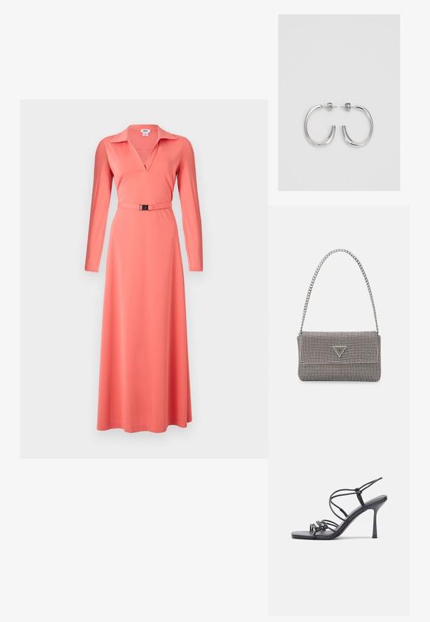 Koralo spalvos suknelė ilgomis rankovėmis, su V formos iškirpte, pabrėžta talija su diržu ir sklandžiu audinio tekstūra. A formos siluetas, ilgis iki grindų.; Juodos aukštakulnės sandalai pasižymi plonyčiais dirželiais su mazgo dizainu, lygiu kvadratiniu pirštu ir elegantišku stiletto kulnu.; Šviesiai pilka metalinė rankinė su grandinėlės dirželiu, papuošta mažais apvaliais metaliniais smeigėmis ir trikampiu prekės ženklu.; Sidabriniai lankelio formos auskarai su lygiu, blizgiu paviršiumi, išlenktos formos ir su užsegimu. Minimalistinio dizaino su moderniu apdaila.