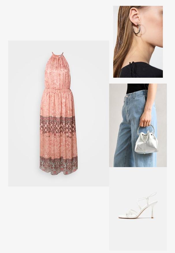 Maxi šaty z jemné broskvové tkaniny s halter výstřihem. Obsahují květinové vzory, elastický pas a dekorativní lem v tmavě vínové a šedé barvě.; Bílé sandály na vysokém podpatku s tenkým páskem kolem kotníku, plochou špičkou, texturovaným předním dílem s nařasenými detaily.; Metalická stříbrná kabelka typu bucket s texturovaným povrchem, zdobená stříbrným kulatým úchytem a stahovací šňůrkou, držena proti světlým modrým džínům.; Stříbrný kruhový náušník s lesklým povrchem, zdobený malými zlatými akcenty, v kulatém tvaru, nošený na lalůčku.