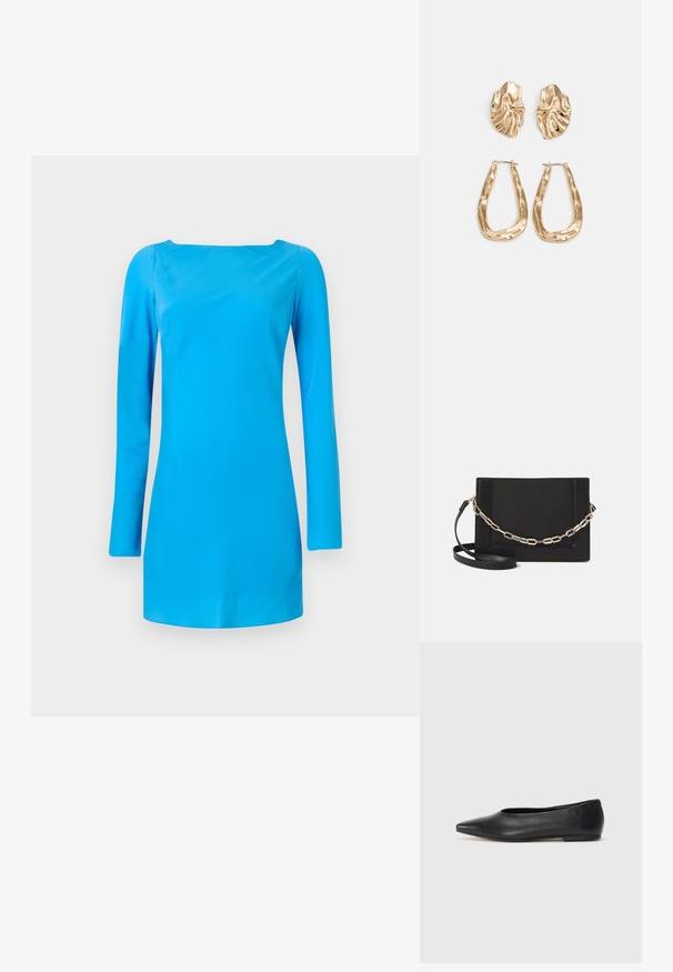 Abito lungo blu con maniche lunghe e scollatura quadrata. Realizzato in tessuto liscio e lucido, presenta una silhouette aderente e dettagli minimi.; Ballerine in pelle nera, punta affusolata, design minimalista, texture liscia, tacco basso, senza hardware o decorazioni visibili.; Borsa a tracolla nera in pelle con una texture liscia, forma rettangolare e dettaglio in catena metallica sul davanti. Inclusa una tracolla regolabile.; Orecchini in tono oro caratterizzati da forme ondulate eTexture. Comprendono chiusure clip-on scultoree e un design a cerchio aperto con finitura martellata.