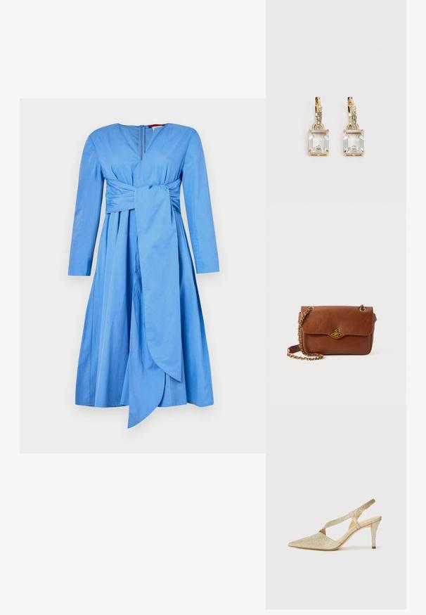 Kék, hosszú ujjú ruha, bővülő szoknyával, megkötött derékkal és oldalsó kötözős díszítéssel, mély V nyakkivágással és hátul rejtett cipzárral.; Csillogó arany slingback pump, hegyes orral, vékony bokapánttal és karcsú sarokkal. A felszíne texturált fémes hatású.; Barna bőr keresztpántos táska hajtószorítással, arany színű fémrészekkel és lánc pánttal. Simább textúra, téglalap alakú, minimális díszítéssel.; Aranyszínű fülbevalók, melyek egy téglalap alakú, tiszta kristállyal díszítették, ami egy sor kis, kerek, tiszta kiegészítő alatt lóg. Letisztult, modern dizájn.