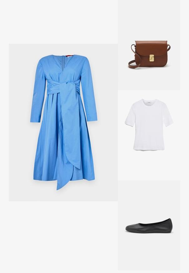 Blaues langärmliges Kleid mit einem ausgestellten Rock, tailliertem Bund und seitlicher Bindung, ausgestattet mit einem tiefen V-Ausschnitt und einem verdeckten Reißverschluss auf der Rückseite.; Weißes kurzärmliges T-Shirt aus geripptem Stoff. Runder Halsausschnitt, normale Passform und dezente Nähte. Keine Muster oder Grafiken.; Schwarze Leder-Ballettschuhe mit abgerundeter Spitze, glatter Textur, minimalen Nähdetails und einem flexiblen Sohlen-Design.; Braune Ledertasche mit Klappenverschluss, Beschlägen in Goldfarbe, einem Schultergurt und einer glatten Oberfläche. Kompakte rechteckige Form.