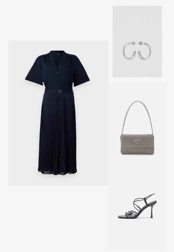 Tamno plava haljina s kratkim rukavima, prednjim kopčanjem na dugmiće i plisiranom suknjom učvršćenom remenom s metalnom kopčom. Glatka tekstura tkanine.; Crne sandale na visokoj potpetici imaju tanke trake s čvorastim dizajnom, glatki kvadratni vrh i elegantnu stiletto petu.; Svijetlosivi metalik ruksač s lancem, ukrašen malim okruglim metalnim zakovicama i trokutastim logotipom marke.; Srebro naušnice u obliku prstena s glatkom, sjajnom završnom obradom. Zaobljenog oblika, laganog dizajna, s kopčom na poleđini.