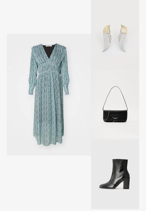 Hosszú, ciánkék ruha cikkcakk mintával, V-nyakkivágással, gumis derekkal és hosszú puffos ujjakkal. Könnyű anyagból készült, áramló sziluettel rendelkezik.; Fekete bőr bokacipő sima textúrával, hegyes orral és vastag, magas sarkával. Oldalnyílással és minimalista dizájnnal rendelkezik.; Fekete bőrtáska ezüstlánc pánttal, díszes szárnyakkal és fehér varrással az alsó varrat mentén.; Két szárnyformájú fülbevaló, ezüstszínű fémből, átlátszó, kerekre csiszolt strasszokkal és aranyszínű fémbetétekkel, rétegezett kialakítással.