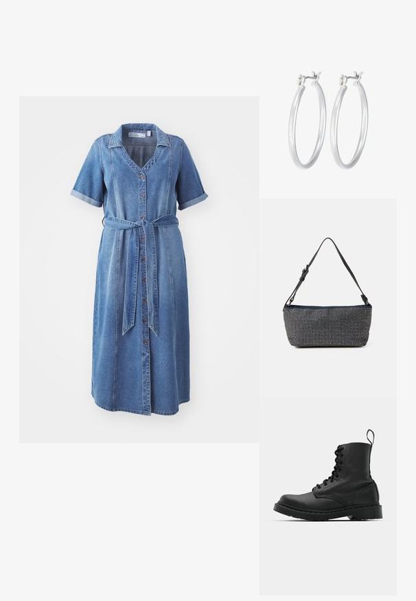 Denimkleid mit kurzen, hochgekrempelten Ärmeln, Knopfverschluss vorne und einem gebundenen Taillengürtel. Besitzt einen Kragen und ist in einem hellblauen Farbton gehalten.; Schwarzer Lederkampfstiefel mit runder Zehenpartie, Schnürung vorne und einer Zuglasche am Knöchel. Verfügt über eine dicke Gummisohle für Langlebigkeit.; Handtasche aus dunkelblauem Stoff mit einem strukturierten Design aus silbernen Nieten, ausgestattet mit einem einzelnen verstellbaren schwarzen Trageriemen und in rechteckiger Form.; Silberne Creolen mit einer glatten, polierten Oberfläche. Runder Form und sicherem Klickverschluss. Leichtes Design, geeignet für den täglichen Gebrauch.