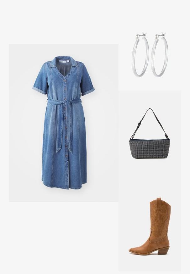 Denimkjole med korte, oprullede ærmer, knaplukning foran og en bundet taljebælte. Har en krave og en lys blå farve.; Tan læder cowboystøvle med spids tå, broderede svirvelmønstre på skaftet og en stablet blokhæl. Har en træksløjfe for nem af/på.; Marineblå stofhåndtaske med et struktureret design af sølvnitter, der har en enkelt justerbar sort strop og en rektangulær form.; Sølv hoop øreringe med en glat, poleret overflade. Rund form og sikker klik-lukning. Letvægtsdesign, der er velegnet til hverdagsbrug.