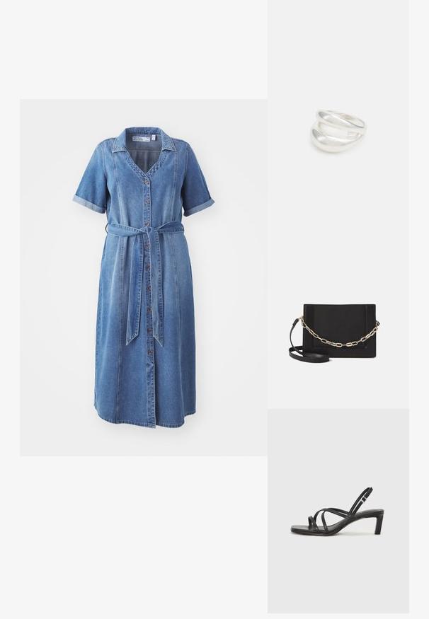 Denimkjole med korte, oprullede ærmer, knaplukning foran og en bundet taljebælte. Har en krave og en lys blå farve.; Sort remsandale med firkantet tå og en lav blokeret hæl. Har flere tynde stropper og en justerbar ankelrem. Fremstillet af glat læder.; Sort læder crossbody taske med en glat tekstur, rektangulær form og en metallisk kæde detalje foran. Justerbar skulderrem inkluderet.; Sølvring med dobbeltbånd og en glat, poleret overflade. Den har et flydende, buet design med overlappende sektioner for et moderne udtryk.