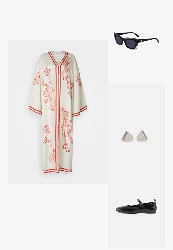 Malina NAYA PRINTED KAFTAN - Denní šaty - red; Černá lakovaná balerína s špičatou špičkou, kotníkovým páskem s přezkou a hladkým, lesklým povrchem. Nízký podpatek pro pohodlí.; Černé oversized sluneční brýle geometrického tvaru, s tmavými skly a kontrastním šedým detailem na rámu. Logo na rameni.; Stříbrné kovové náušnice s hladkým tvarem slzy a lesklým povrchem. Jemné rytiny přidávají detail. Minimalistický design.