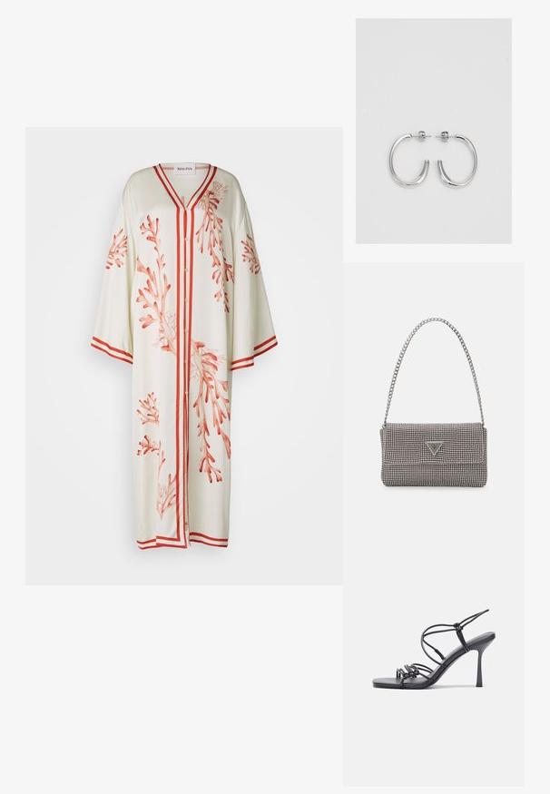 Malina NAYA PRINTED KAFTAN - Robe de jour - red; Des sandales noires à talons hauts avec des fines lanières au design noué, un bout carré lisse et un talon aiguille élégant.; Sac à main en métal gris clair avec une bandoulière en chaîne, orné de petits clous métalliques ronds et d'un logo de marque triangulaire.; Boucles d'oreilles en argent avec une finition lisse et brillante. Forme arrondie, conception légère, avec un fermoir à tige.