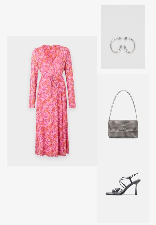 Haljina s dugim rukavima u ružičastom materijalu, s cvjetnim uzorkom u narančastoj boji, s pojasom na vezanje i lepršavim A-linijom.; Crne sandale na visokoj potpetici imaju tanke trake s čvorastim dizajnom, glatki kvadratni vrh i elegantnu stiletto petu.; Svijetlosivi metalik ruksač s lancem, ukrašen malim okruglim metalnim zakovicama i trokutastim logotipom marke.; Srebrne naušnice u obliku obruča sa glatkom, sjajnom površinom, zakrivljenog oblika i zatvaranjem na čep. Minimalistički dizajn s modernim završetkom.