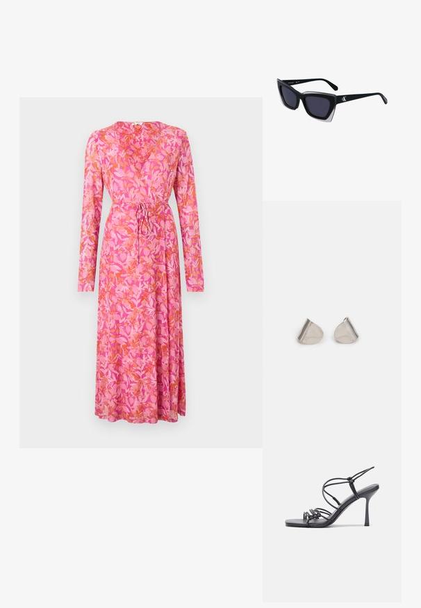 Vestido de manga longa cruzado em tecido rosa, com um padrão floral em laranja, featuring uma cintura com laço e uma silhueta A-line esvoaçante.; As sandálias de salto alto pretas apresentam tiras finas com um design em nó, uma biqueira quadrada lisa e um elegante salto agulha.; Óculos de sol oversized pretos com forma geométrica, apresentando lentes escuras e um detalhe cinza em contraste na armação. Logotipo na haste.; Brincos de metal prateado com uma forma suave de gota e um acabamento polido. Gravações subtis adicionam detalhe. Design minimalista.